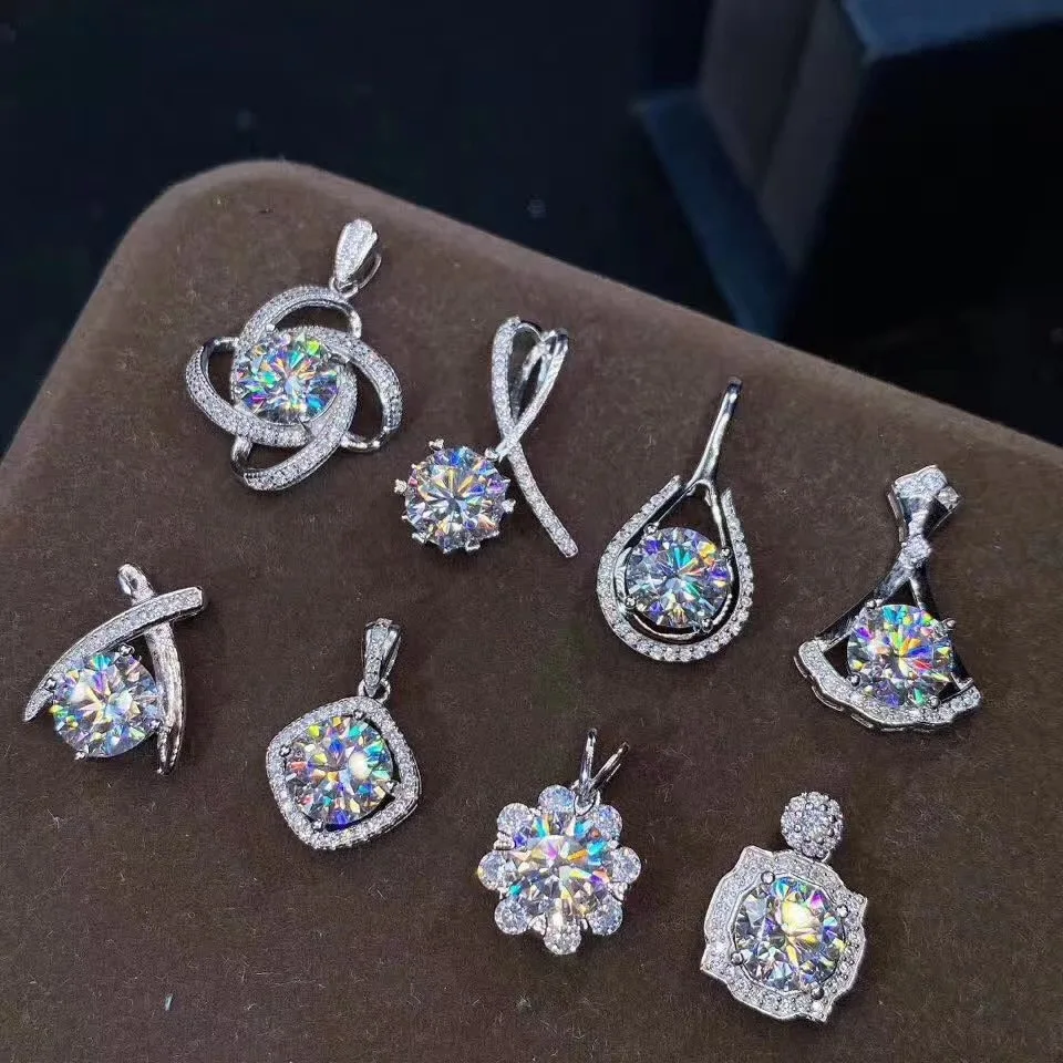Женское колье с кулоном из циркона 2 карата