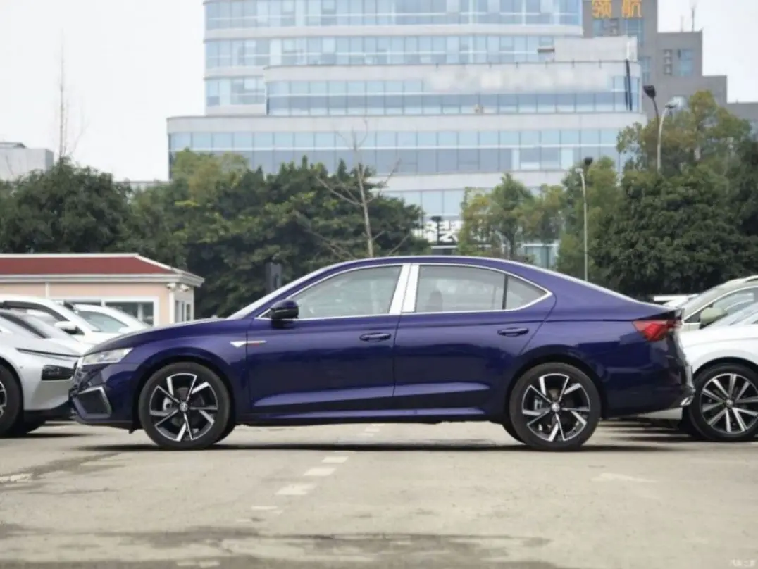 Хэтчбек бензиновые новые автомобили SAIC VW SKODA OCTAVIA 2024 TSI230 DSG Deluxe Edition качественный Подержанный автомобиль