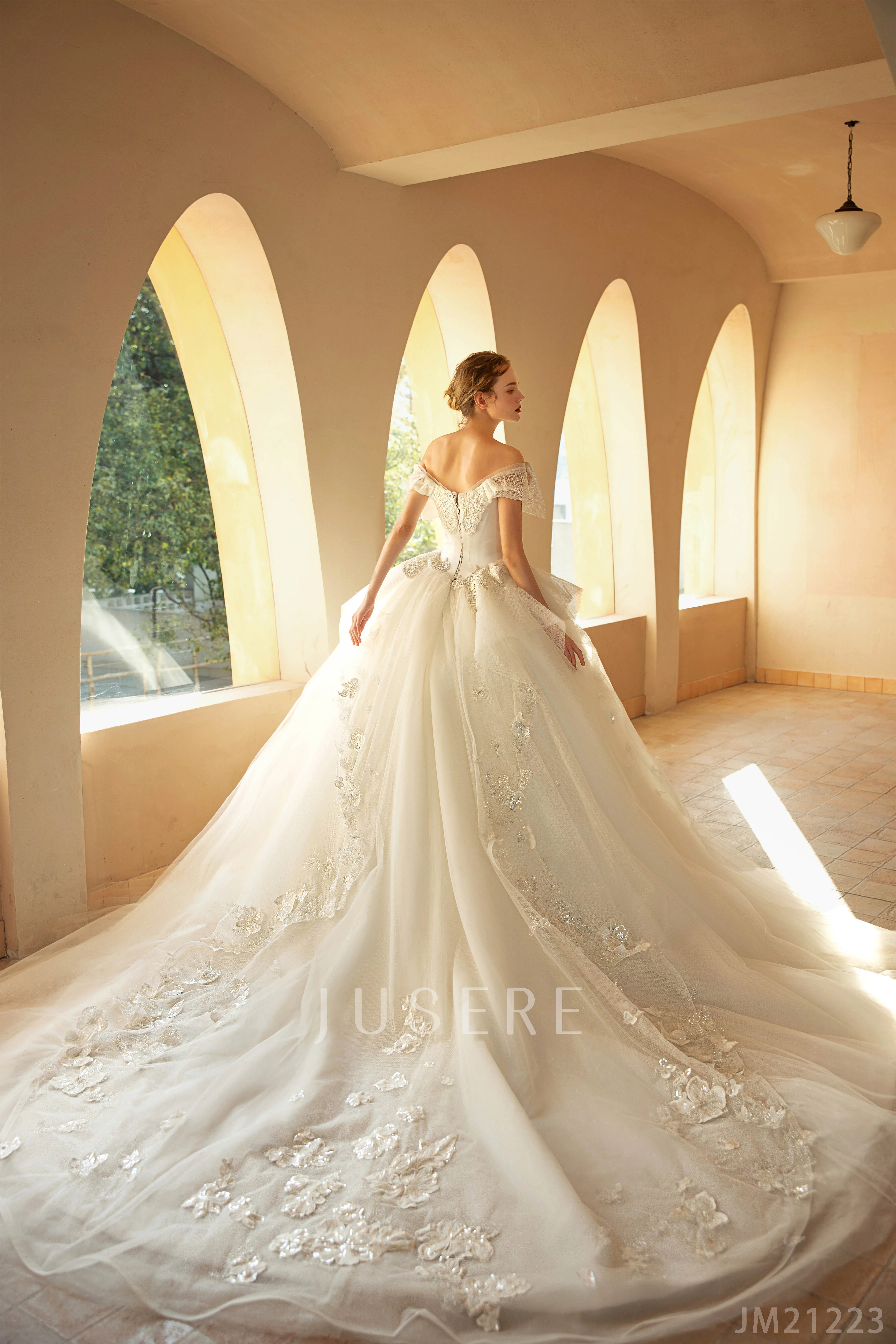 Потрясающие уникальные свадебные платья с кружевной аппликацией и длинным шлейфом