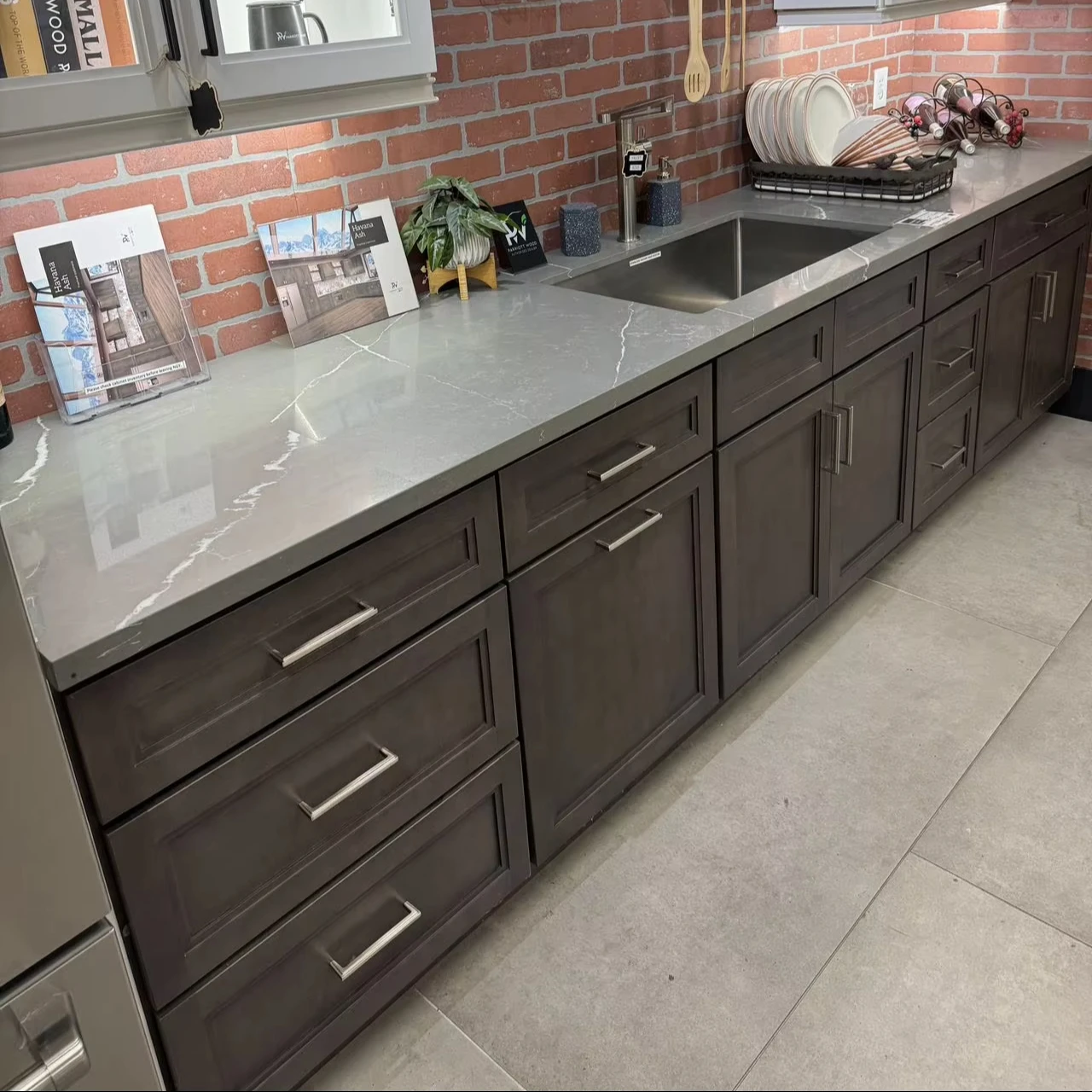 Customized Size Luxury Cabinetry UV Coating Solid Wood Modern Design Kitchen Cabinet Complete Set