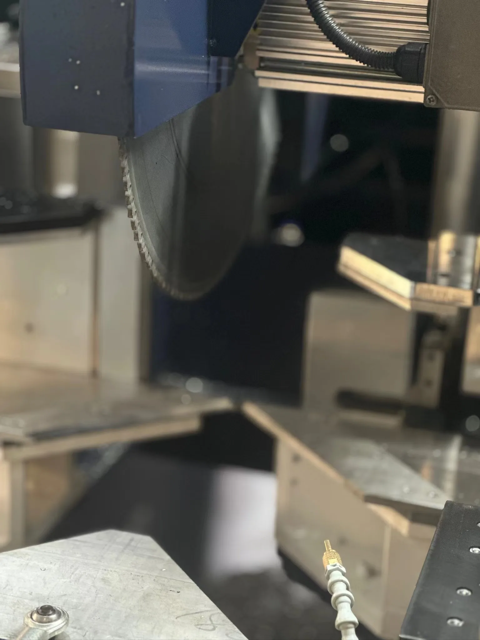 CNC сверлильный и фрезерный обрабатывающий центр для алюминиевого профиля