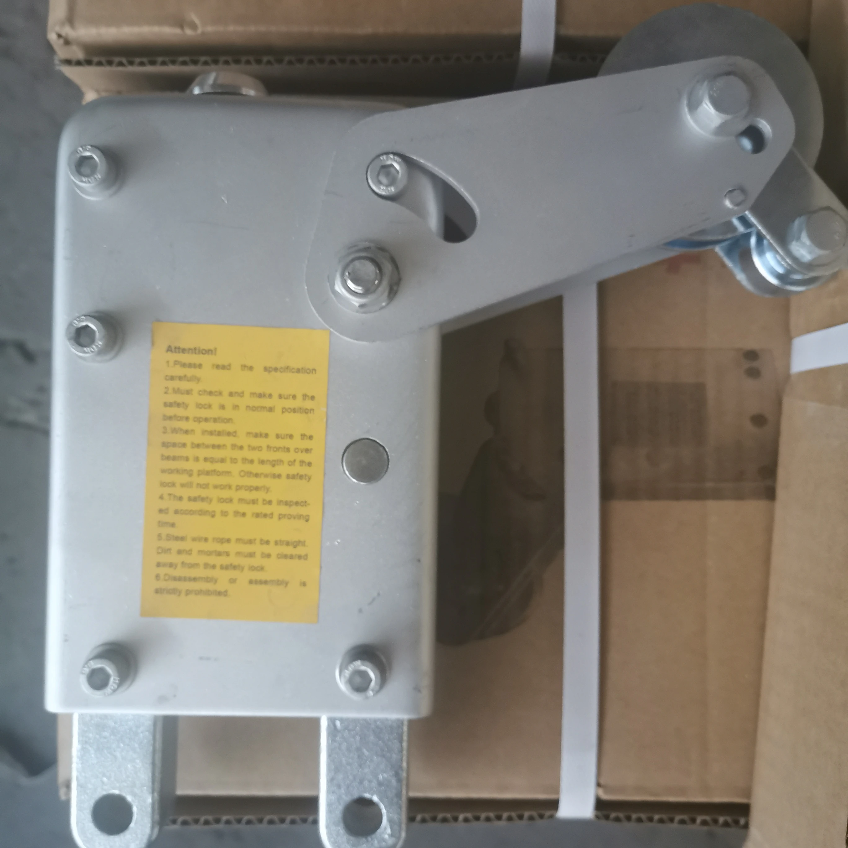 Safety lock of suspended platform