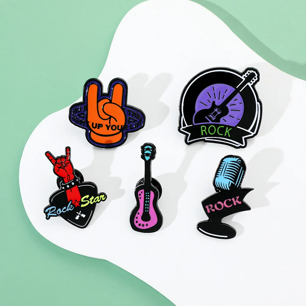 Брошь из металлического сплава