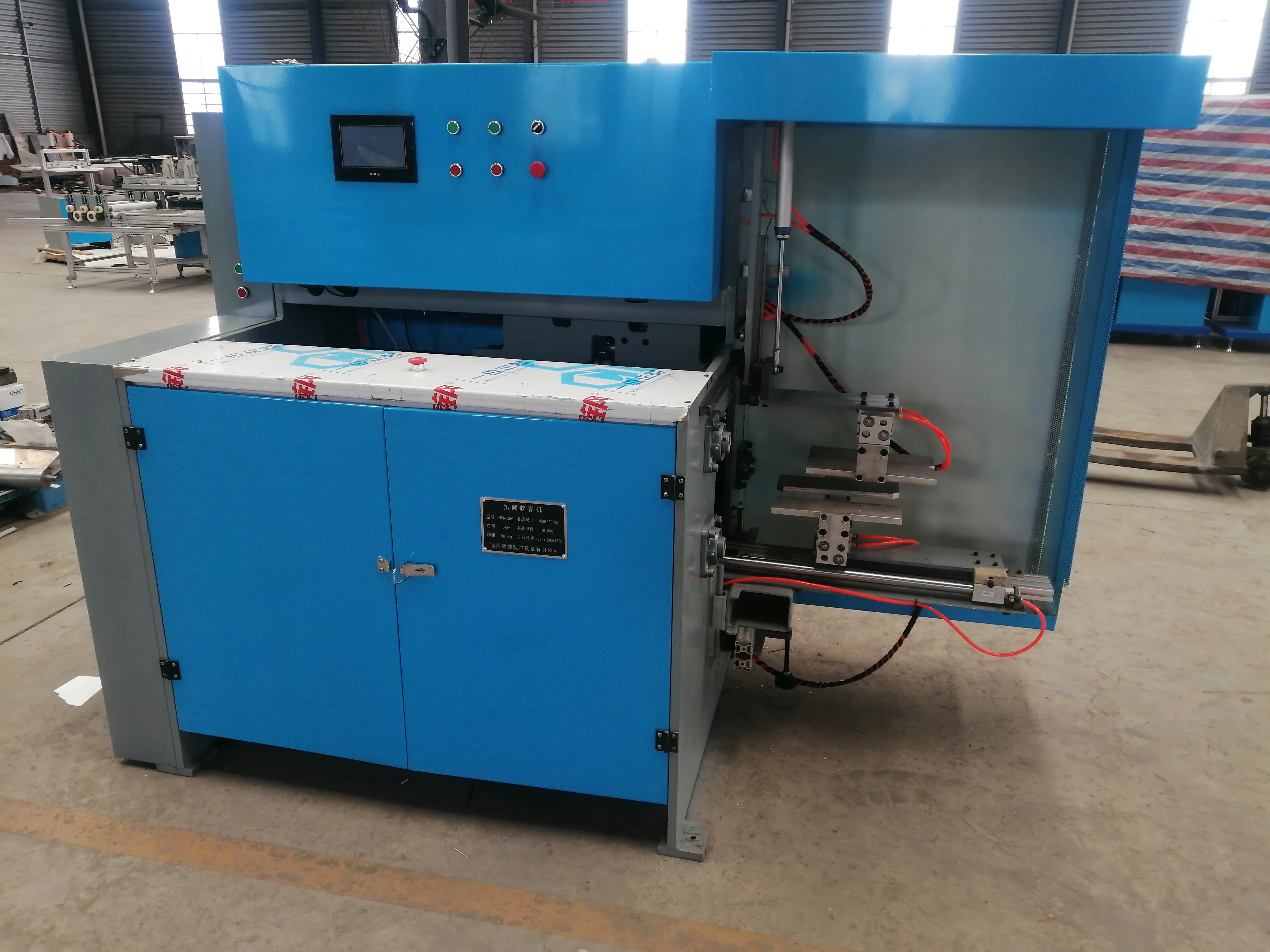 book back rounding and spine lifting machine of the bookblock