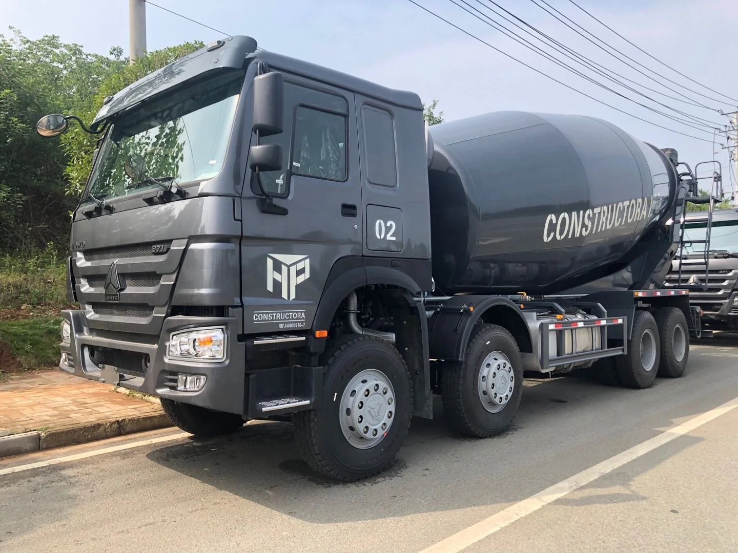  Высококачественные износостойкие стальные цементные смесители HOWO 8x4 18 м3 по низкой