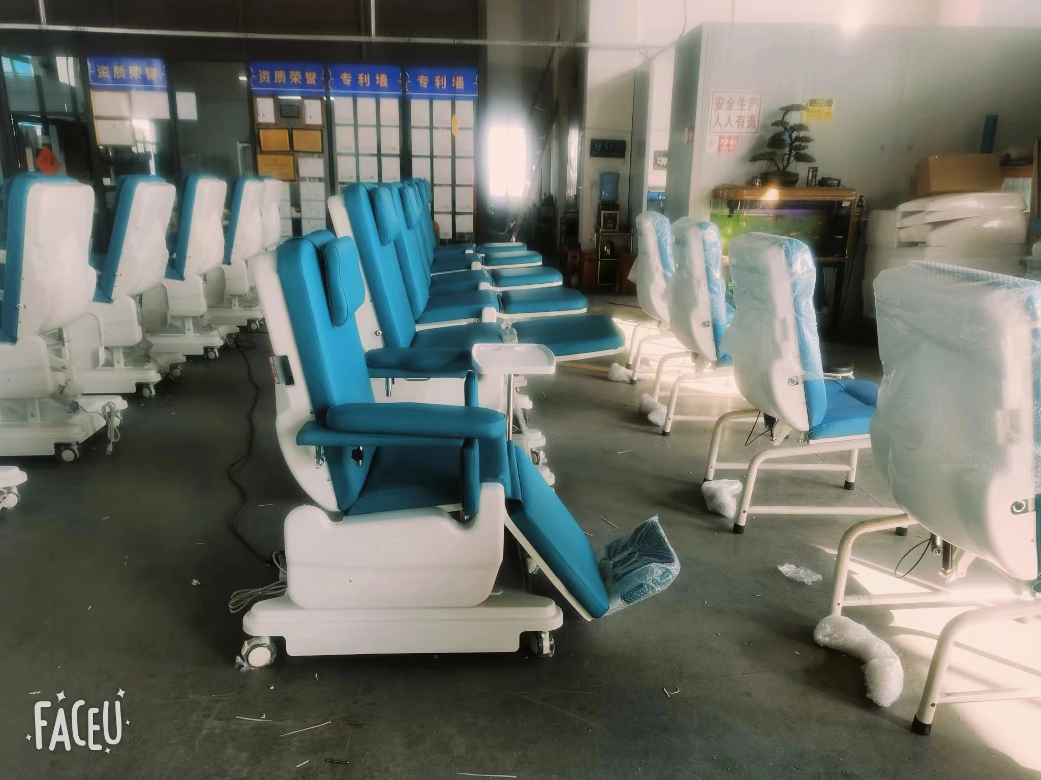 FLOWER MEDICAL Blood Donation Medical Chair Treatment Electric Recliner Hemodialysis Dialysis Chair manufacturer
