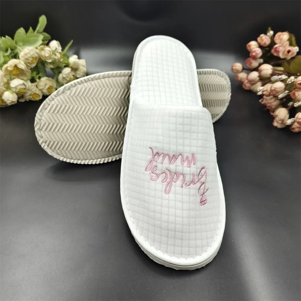 Chinese deluxe  white washable Polar Fleece room closed toe Disposable Slippers embroidered logo with dot cloth sole for hotel