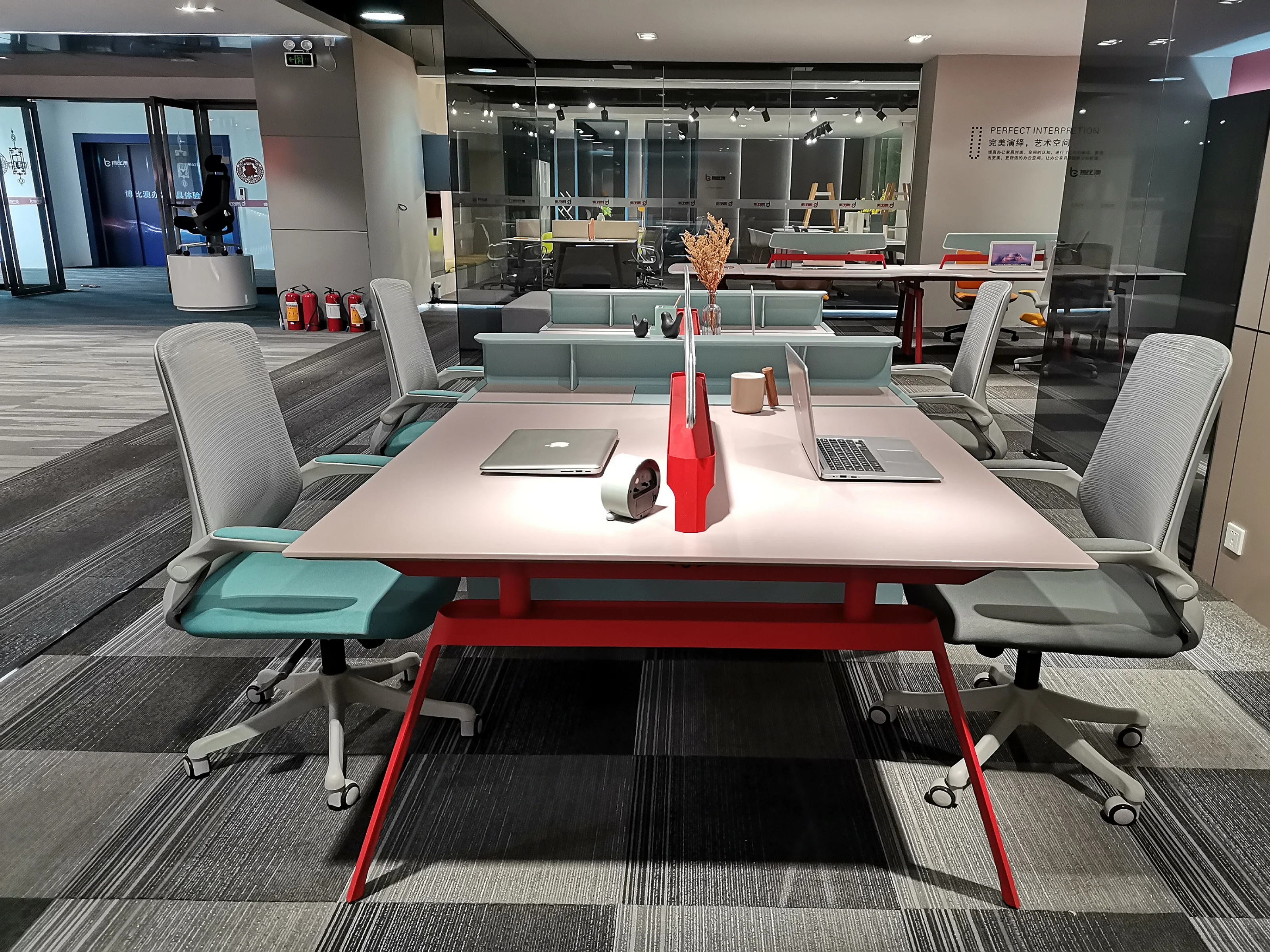 Hot Sale 4 Person Workstation Furniture Modern High Quality Office Desk Partition Modular Customizable Cubicle Office