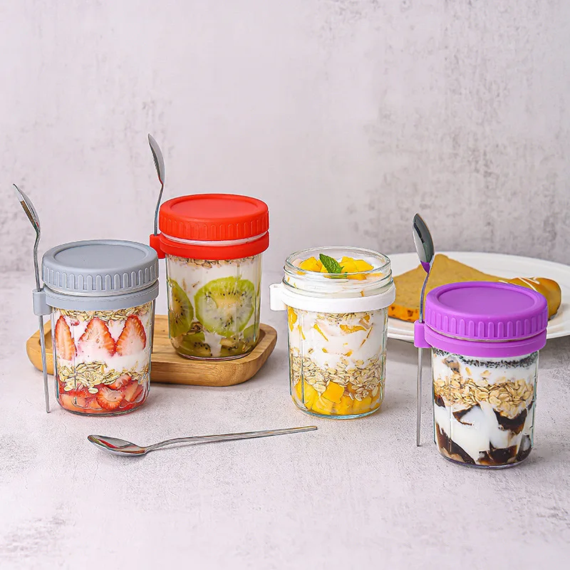 Wholesale Large Stock 350ml glass food storage jar with colored lid and stainless steel spoon Overnight oats Mason jar