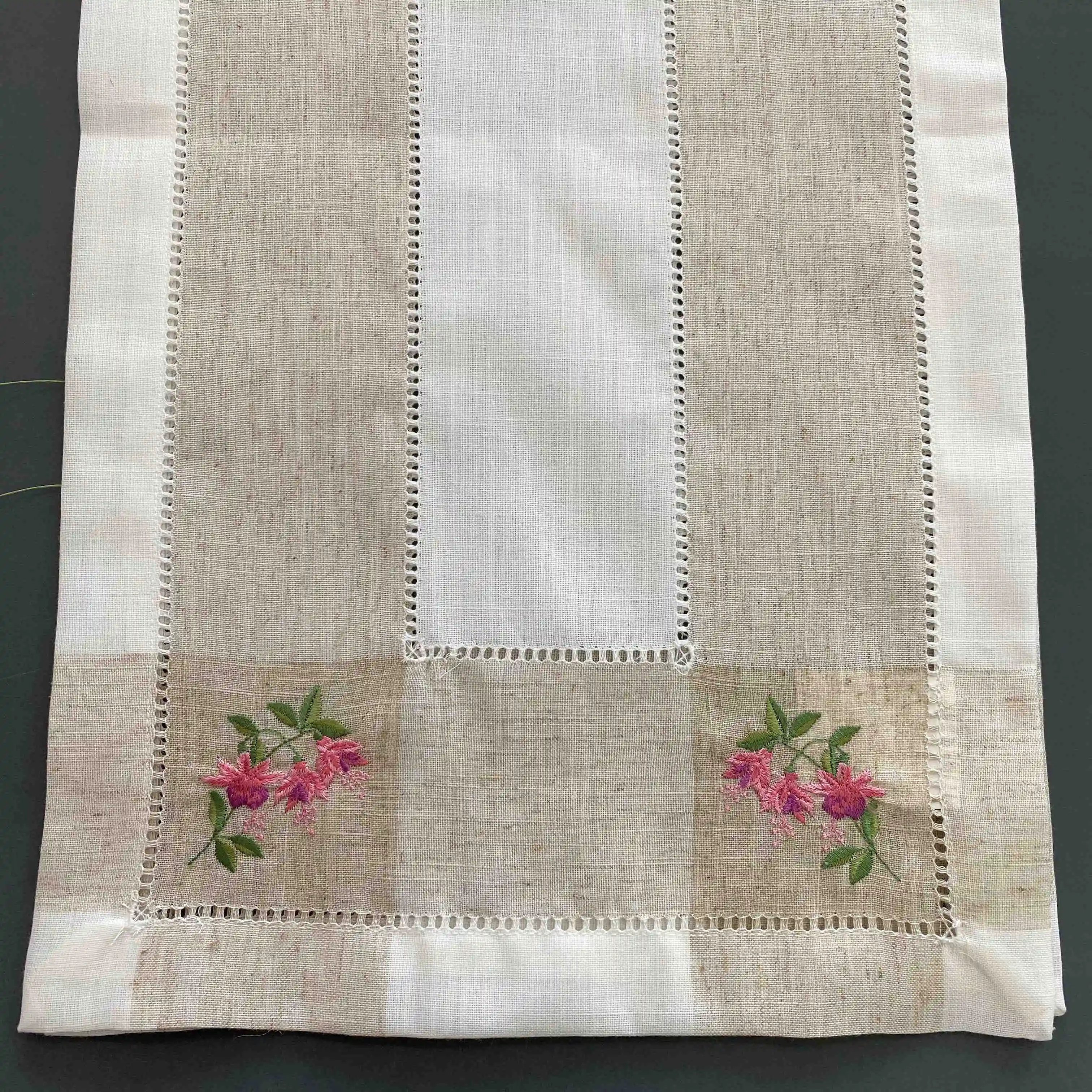 Wholesale embroidery tablecloth table runner