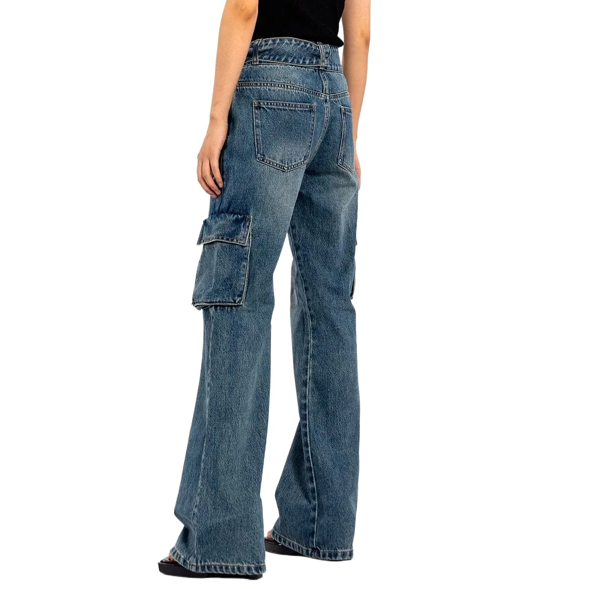 Женские джинсы-карго с несколькими карманами