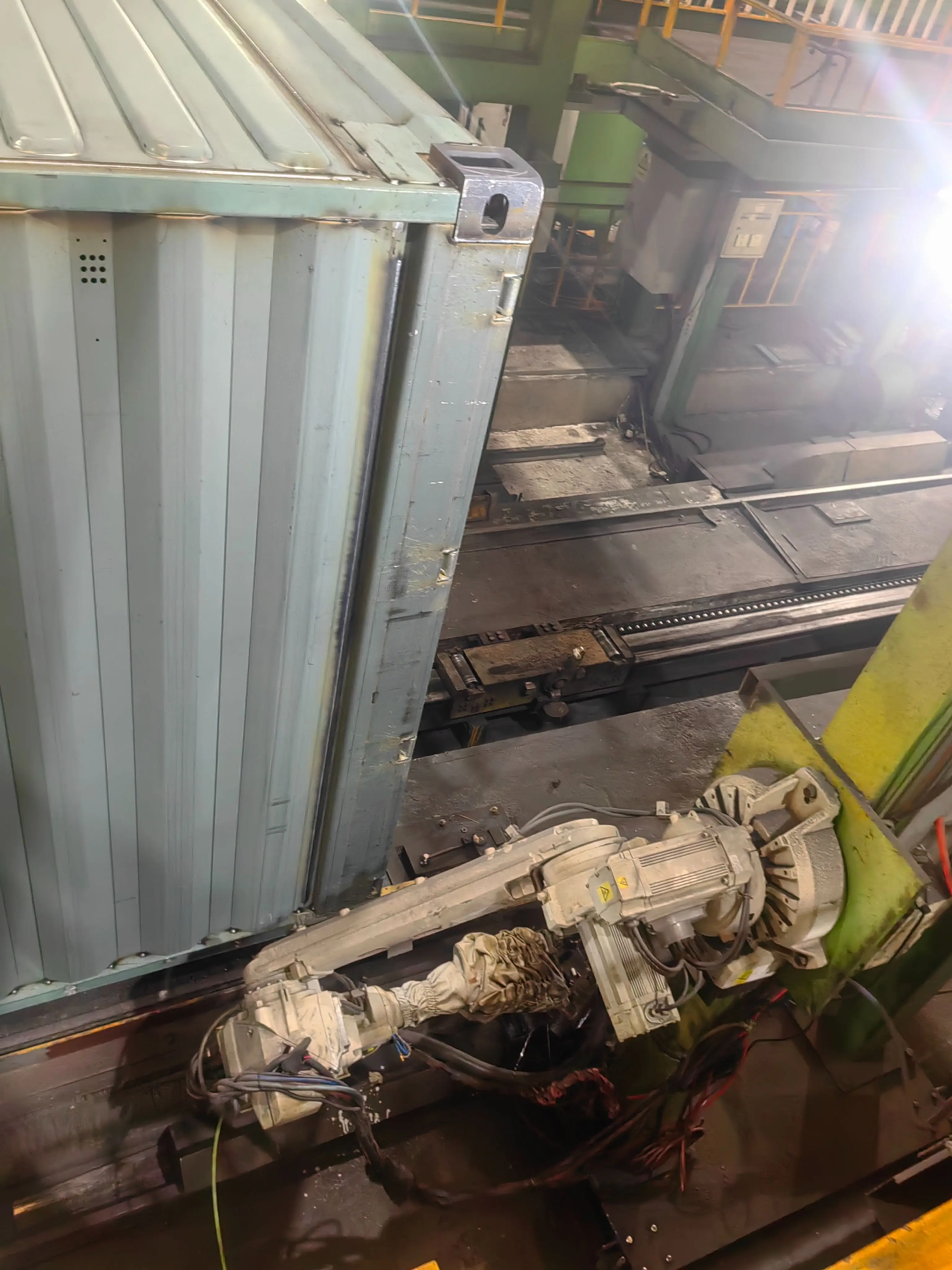 Special vertical welding equipment for container production