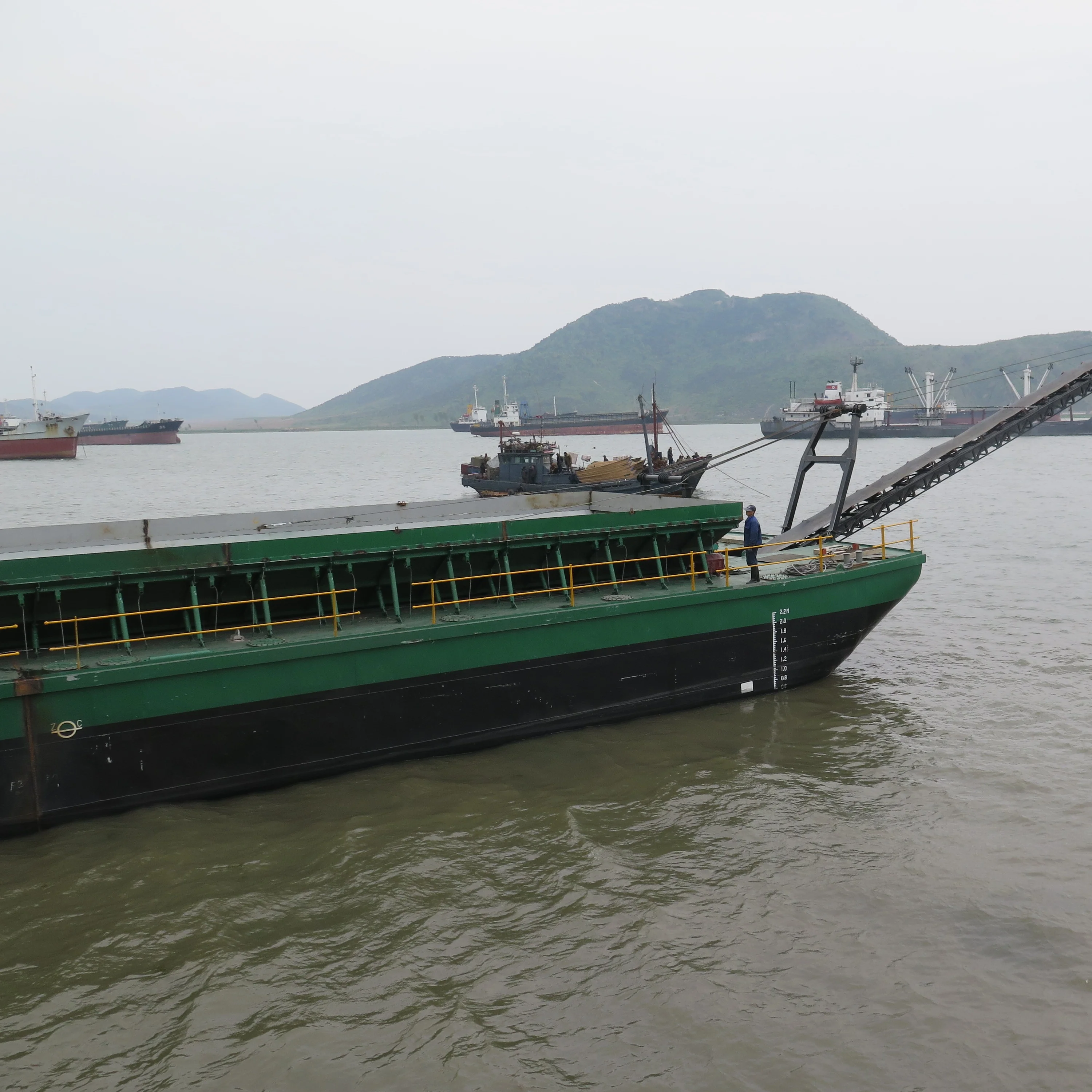 China HIKOS shipyard 200 tons self-unloading sand ship with self propeller & belt conveyor/barges for sale Africa