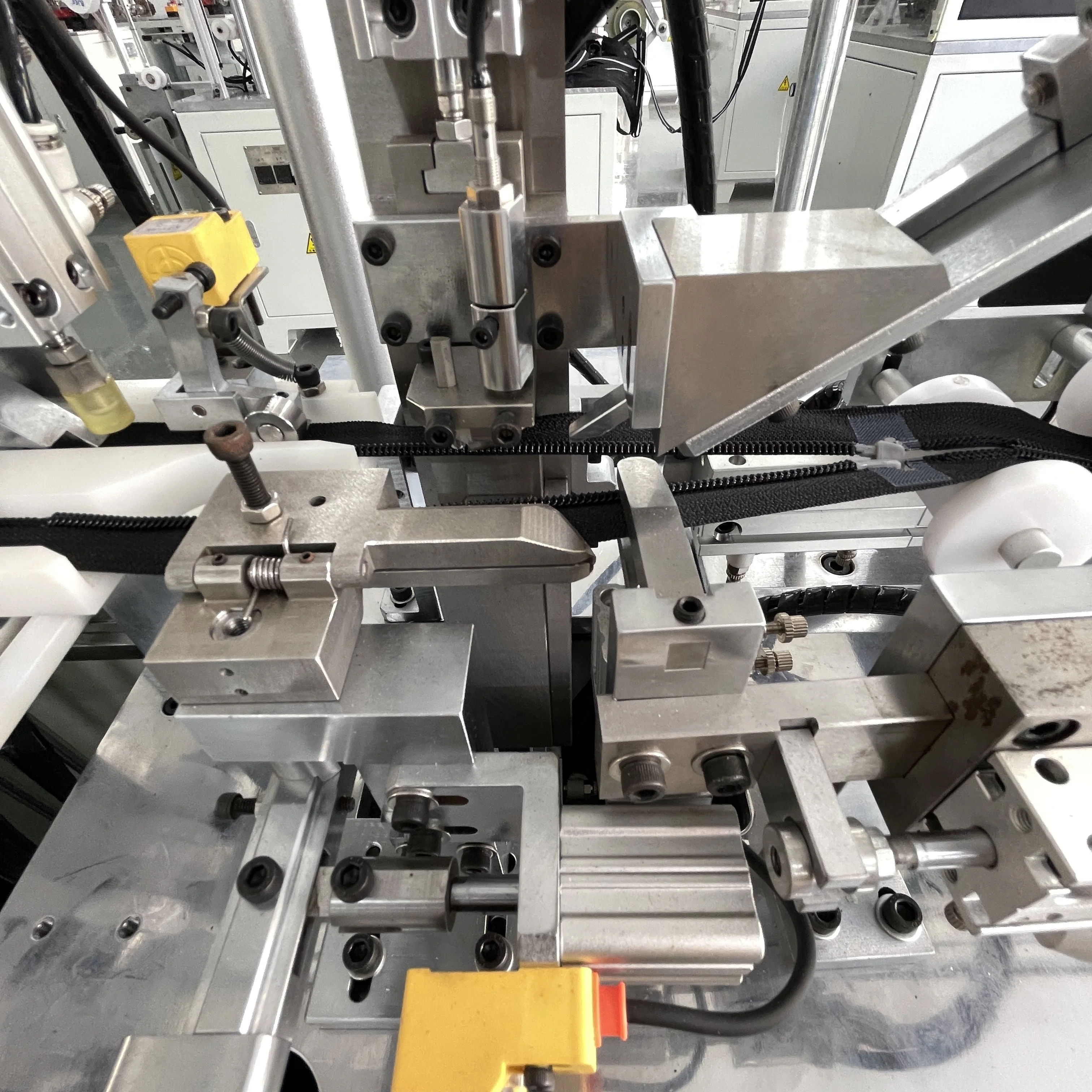 automatic Electrical 2 in 1 Nylon zipper pin box injection and zipper joining machine