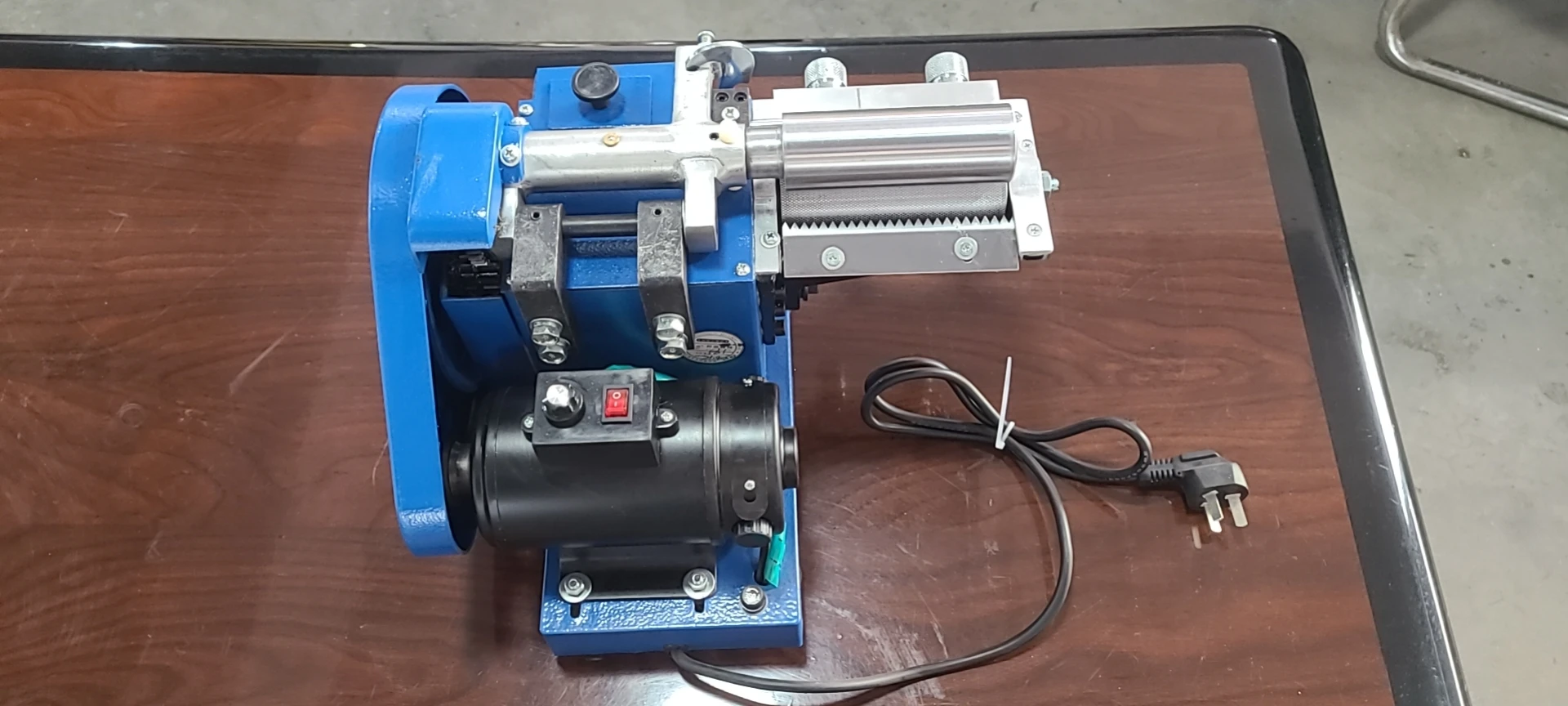 COLD Glue Spreading Pasting Applicator COLD Glue Machine Adhesive Coating Spreader Leather Paper Gluing Machine for Sale