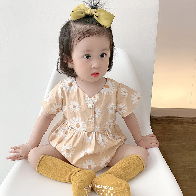 Baby summer clothes baby rompers short-sleeved bag fart clothes Korean version of the small daisy girl baby onesie go out romper