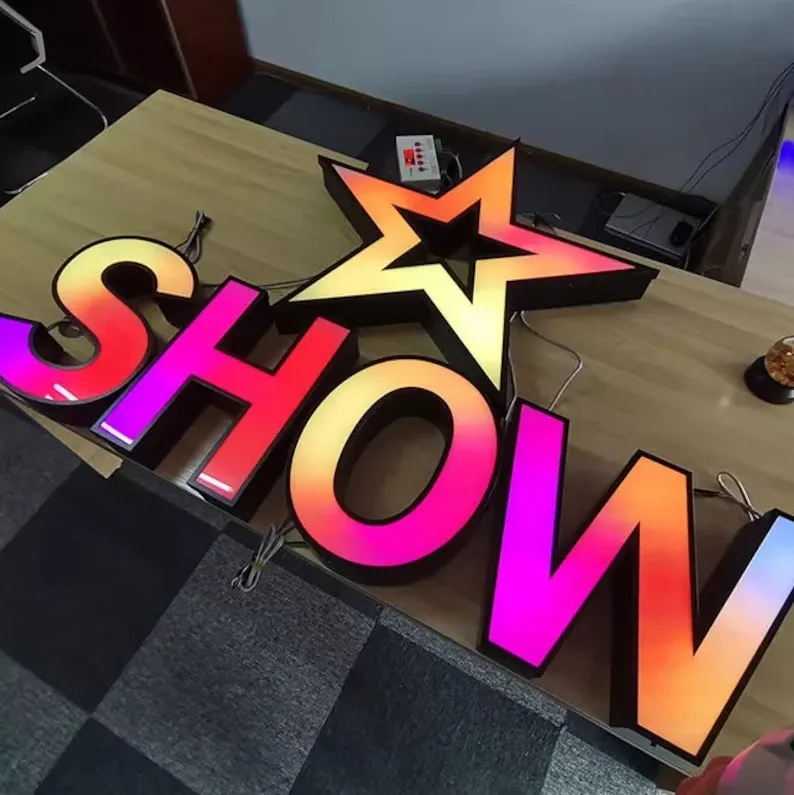 Подгонянная 3D RGB СВЕТОДИОДНАЯ вывеска с логотипом красочное письмо для бизнес-стены магазина и реклама домашнего использования