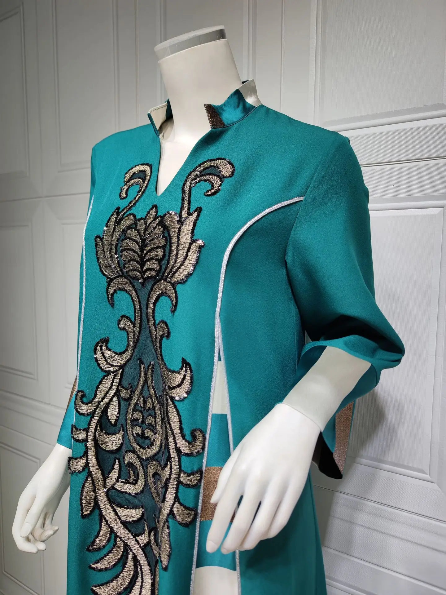 Factory Wholesale Customized New Arrival Fashion Embroidered Beading  Abaya Women Muslim Dress