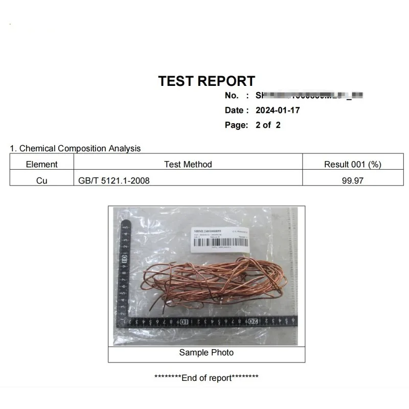 Инспектор выбирает образец на заводе для тестирования продукта
