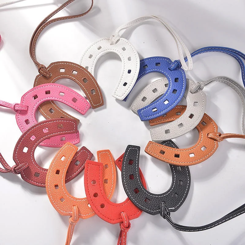 2024 custom creative gifts Leather horseshoe keychain decoration U-shaped basket hanging key pendant Leather horseshoe bag charm