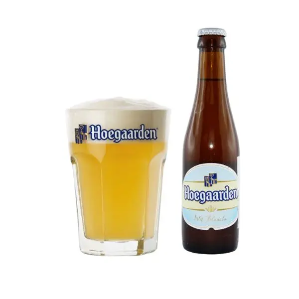 Дешевое бутилированное пиво Hoegaarden в бутылке и банке для продажи