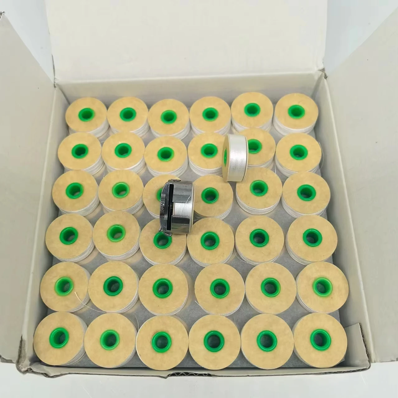 Высококачественная вышитая предварительно намотанная катушка нить тип 75D/2 M большие размеры 100% полиэфирные бобины 144 в коробке