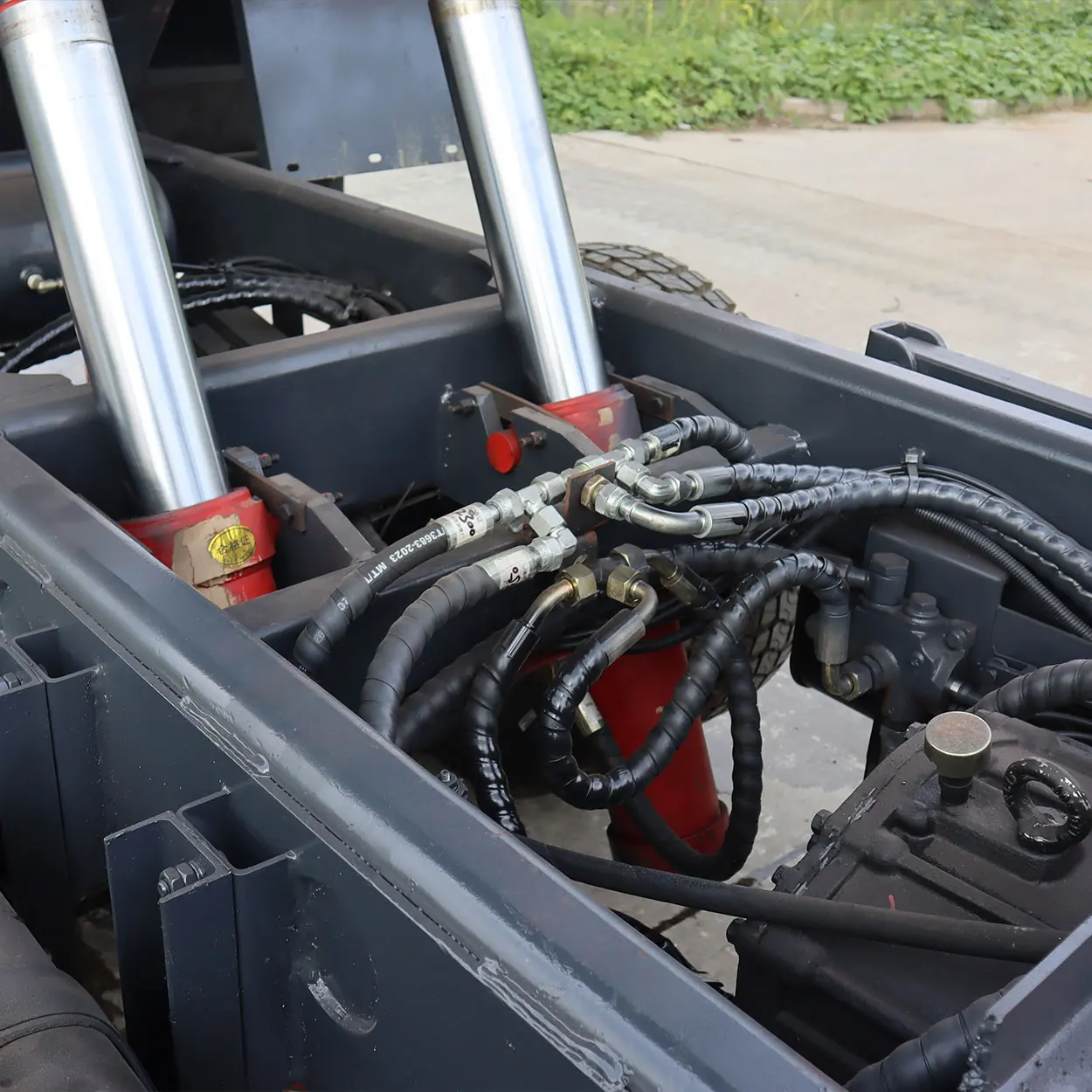 Off-Road Mining Dump Truck with Sturdy Frame Construction Ensures Durability