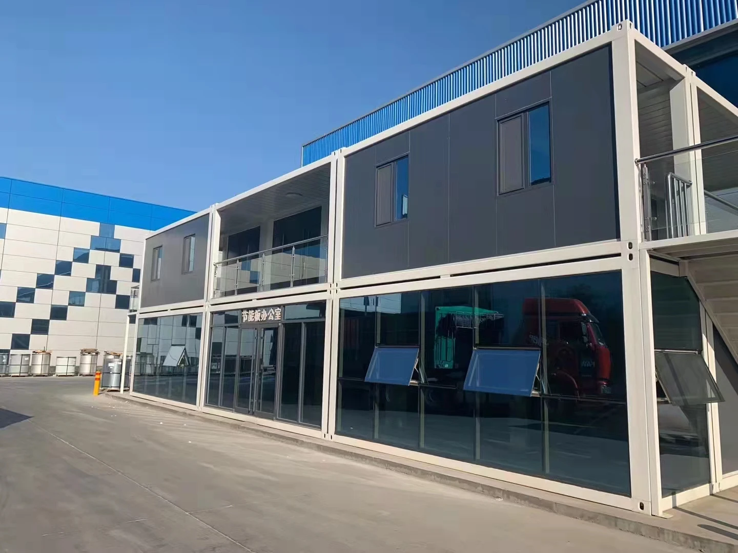 Hot Sale Ready Made Steel Structure Easy To Assemble Pre-engineered Mobile Office Prefab Container Houses 4 Rooms