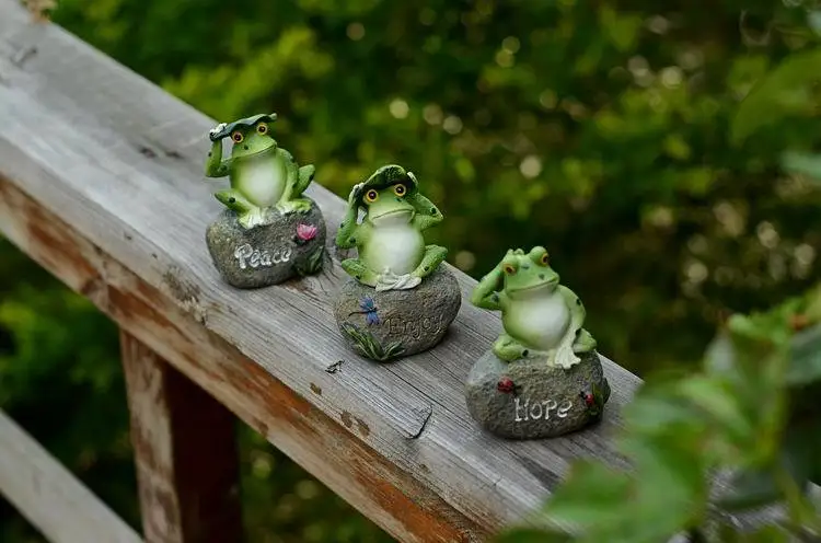 Novelty Design Resin Animal Sculpture Ornaments Frog-shaped Garden Decorations Resin Frog Sitting On the Stone Resin Crafts