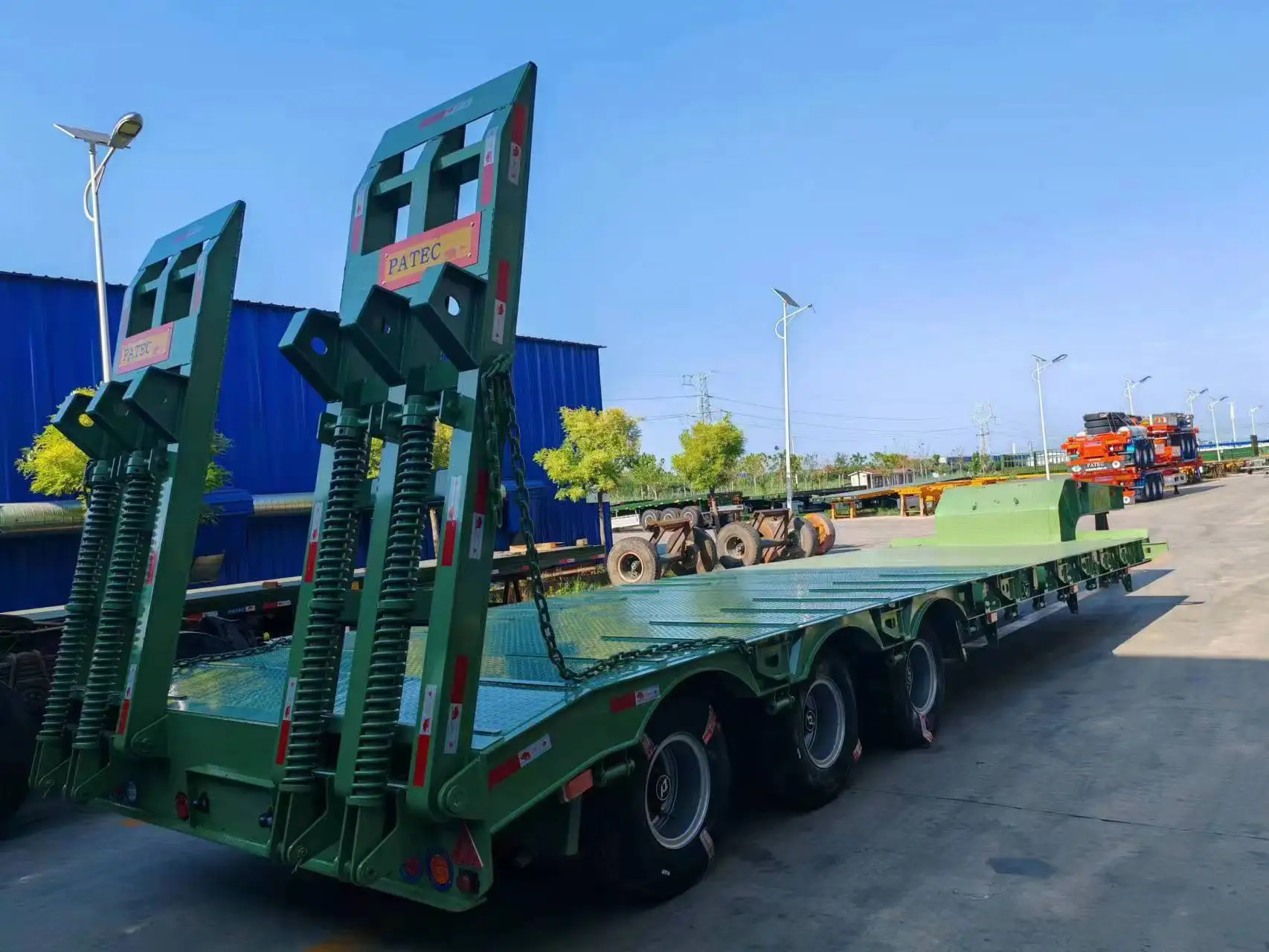 JianXing Brand 3axle Green Gooseneck Container Lowbed Semi Trailer 50Ton 60Ton Heavy Equipment Transport Semi Trailer for Sale