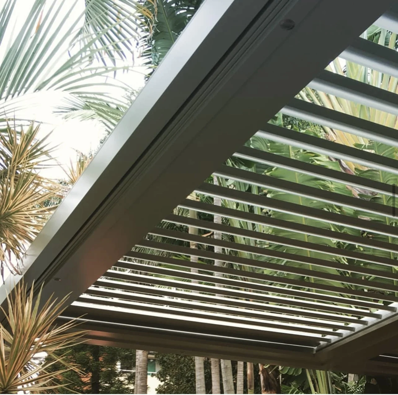 Automatic Control Roller Shades Wind Resistance outdoor waterproof Garden Sunshade Pergola