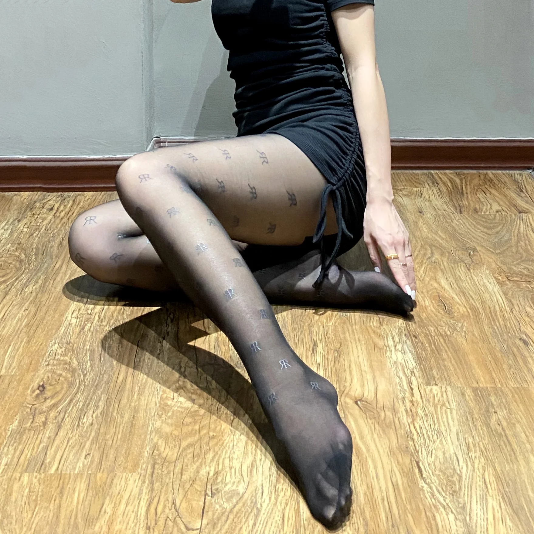 OEM Wholesale Popular Luxury Print Letter Logo Charm British Women Pantyhose Tights