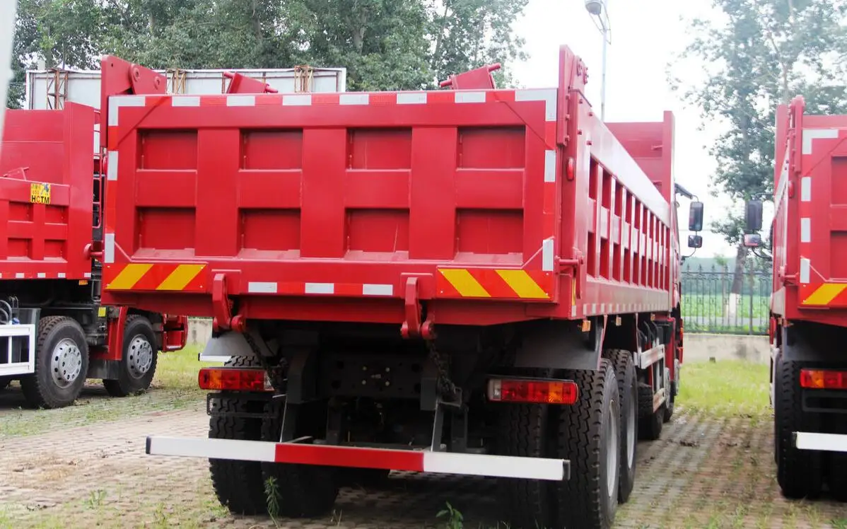 В отличном состоянии самосвал Sinotruk HOWO 371HP 400HP 8X4 для продажи в городе uganda