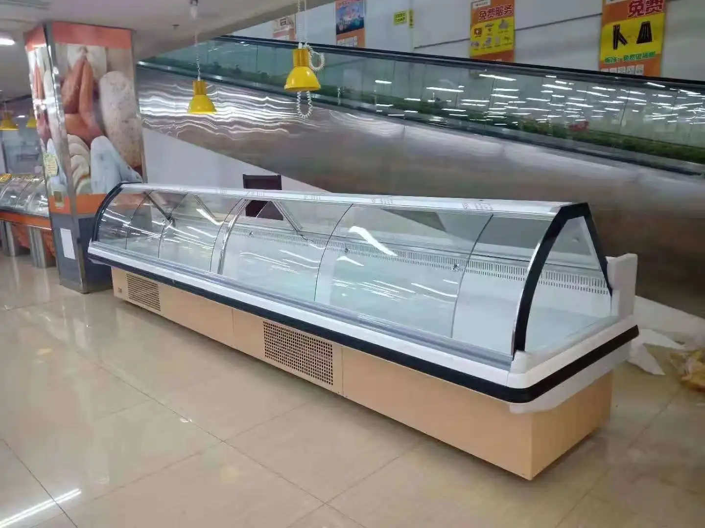 Открывающаяся витрина для холодильника