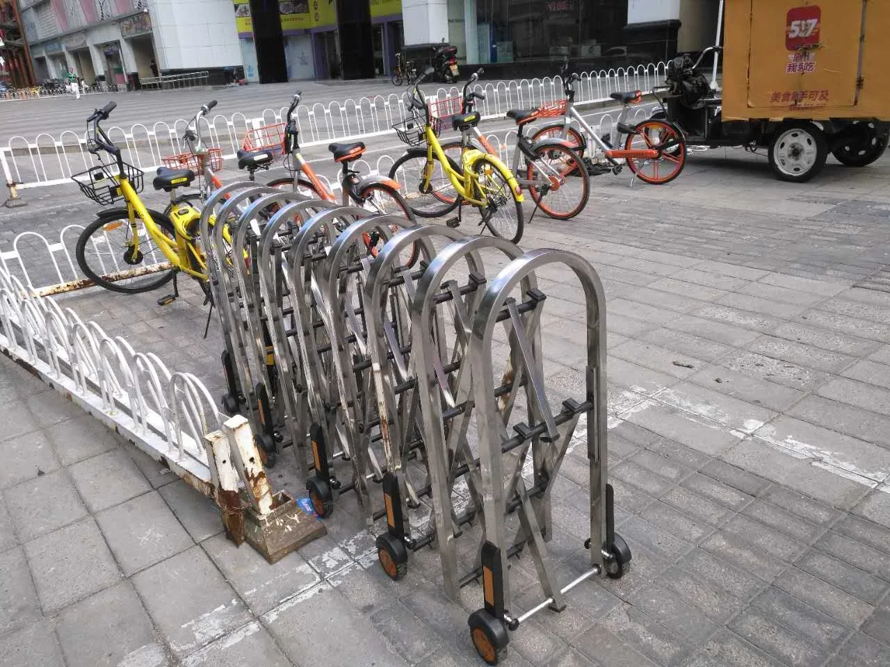 Remote Control removable road crowd control barricade Safety Traffic road block barricade Manufacturer for swimming pool/concert