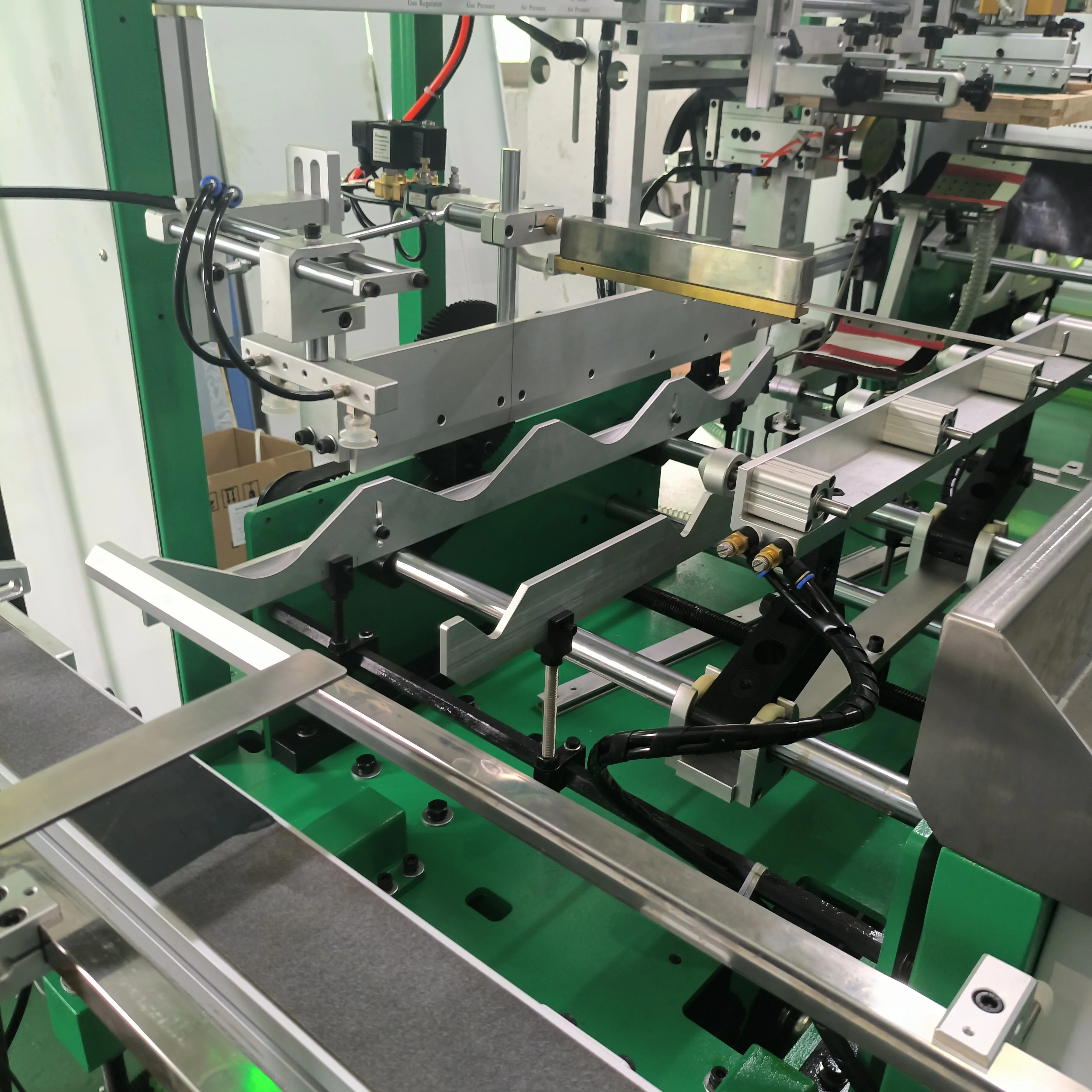 pneumatic cylindrical bottle screen printing machine Automatic loading flame surface treatment mug uv printing machine