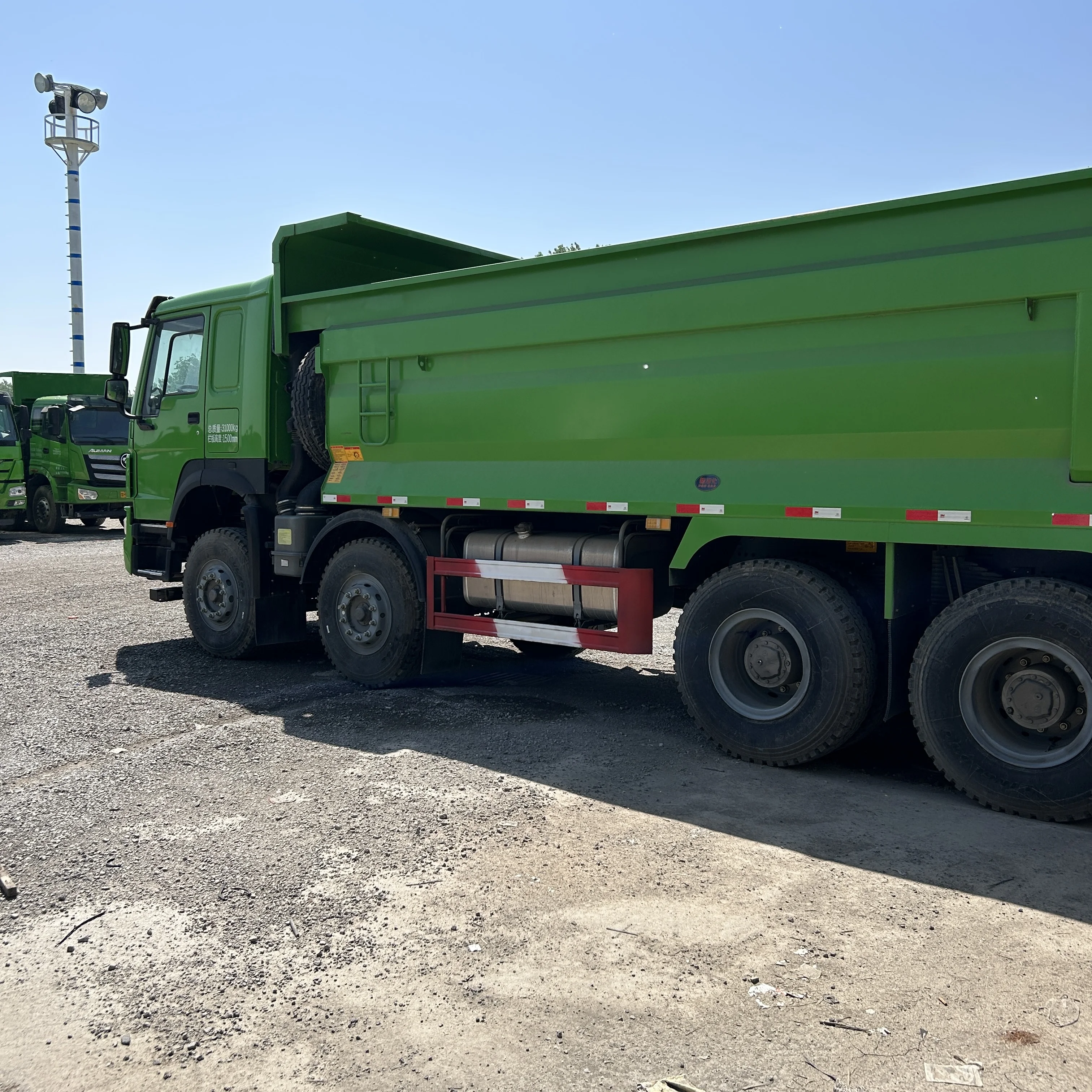 Подержанный самосвал Shandong для тяжелых грузовиков 8x4 дизельное топливо левое рулевое управление из Китая
