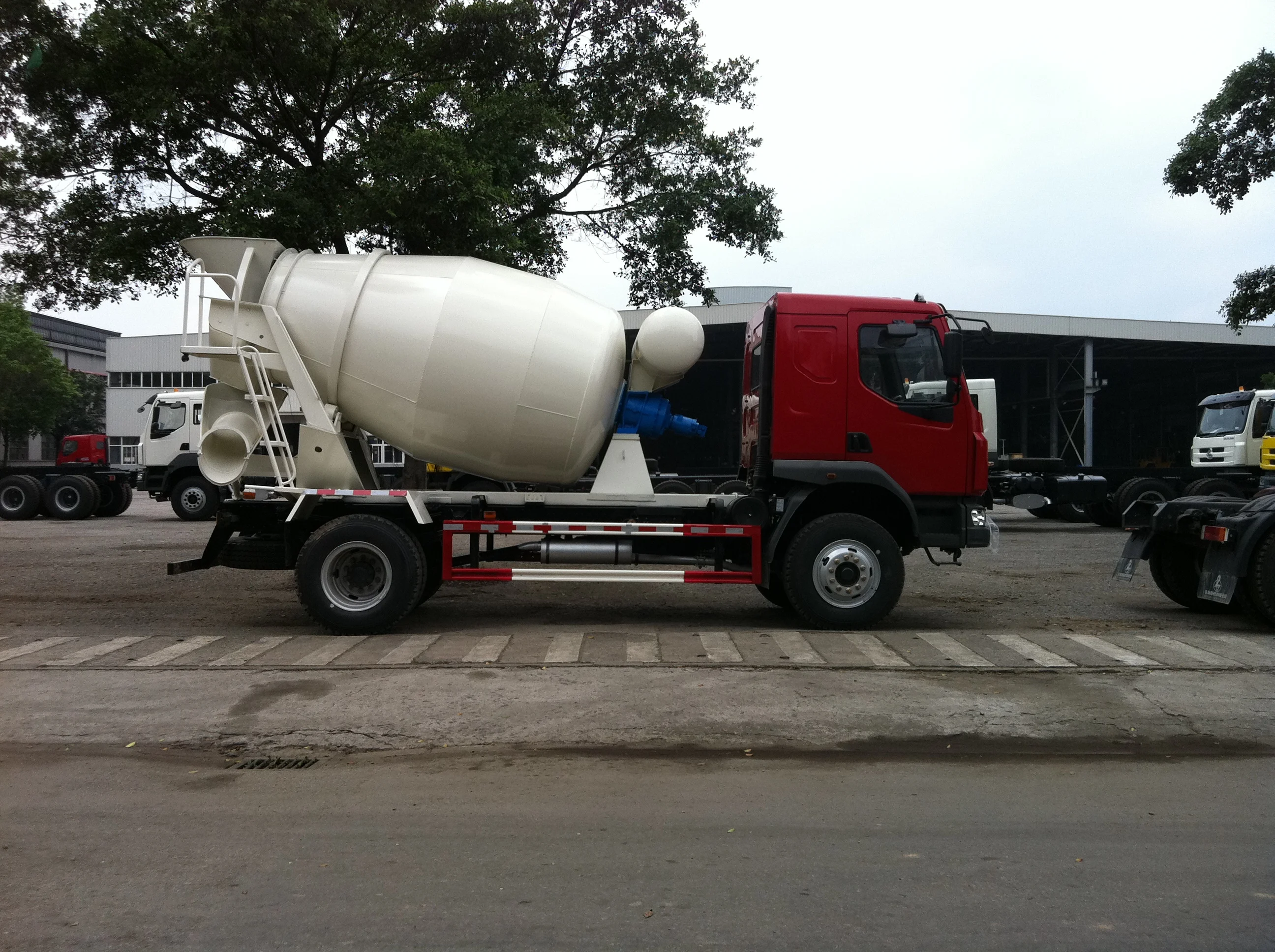  popular low price factory sale 4x2 / 4*2 3 4 5 cubic meters H5 mini concrete mixer truck