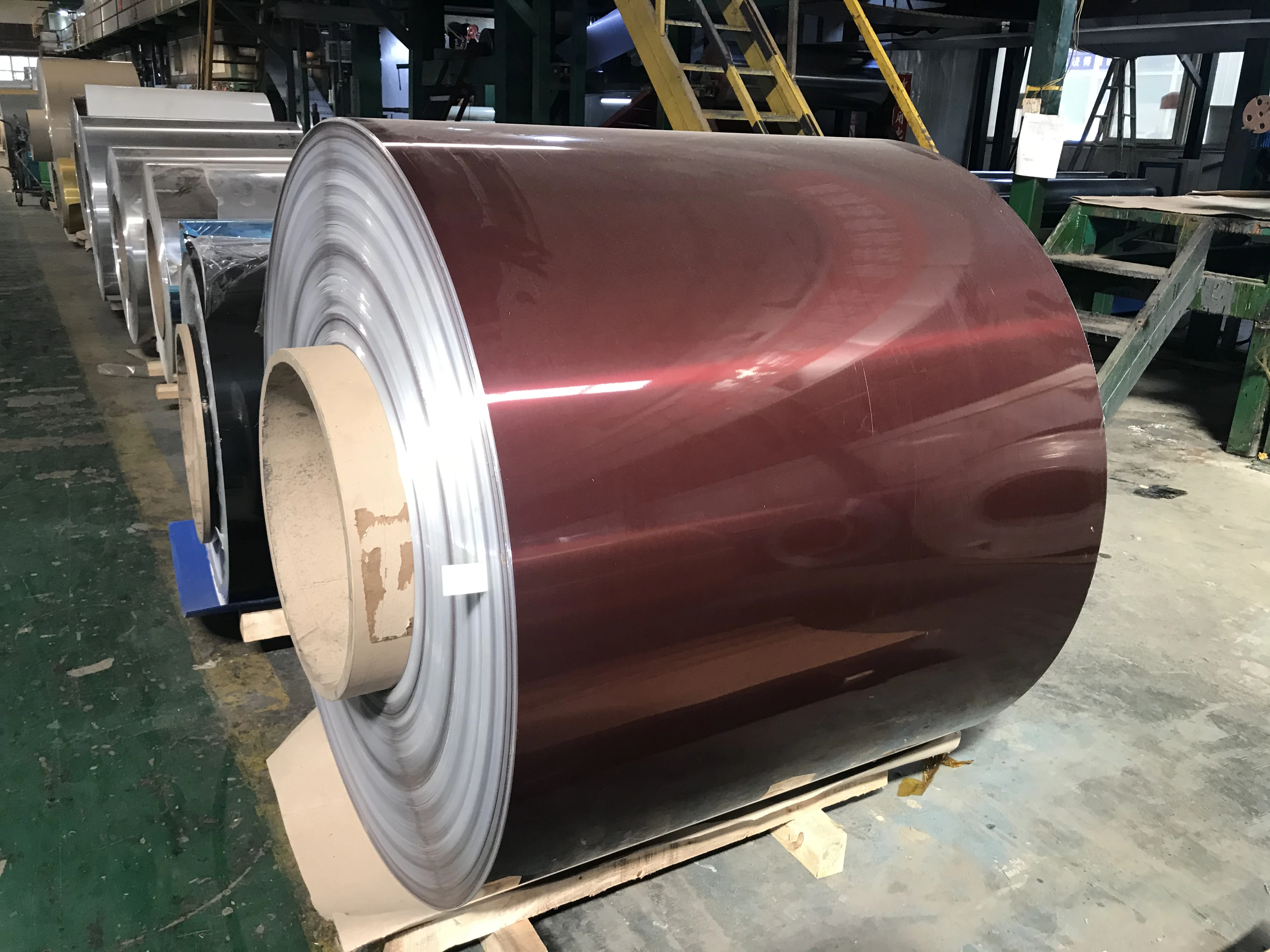 Зеркальная алюминиевая катушка цена 1100 3003 H22 ламинированная зеркальная алюминиевая катушка для отражающего здания