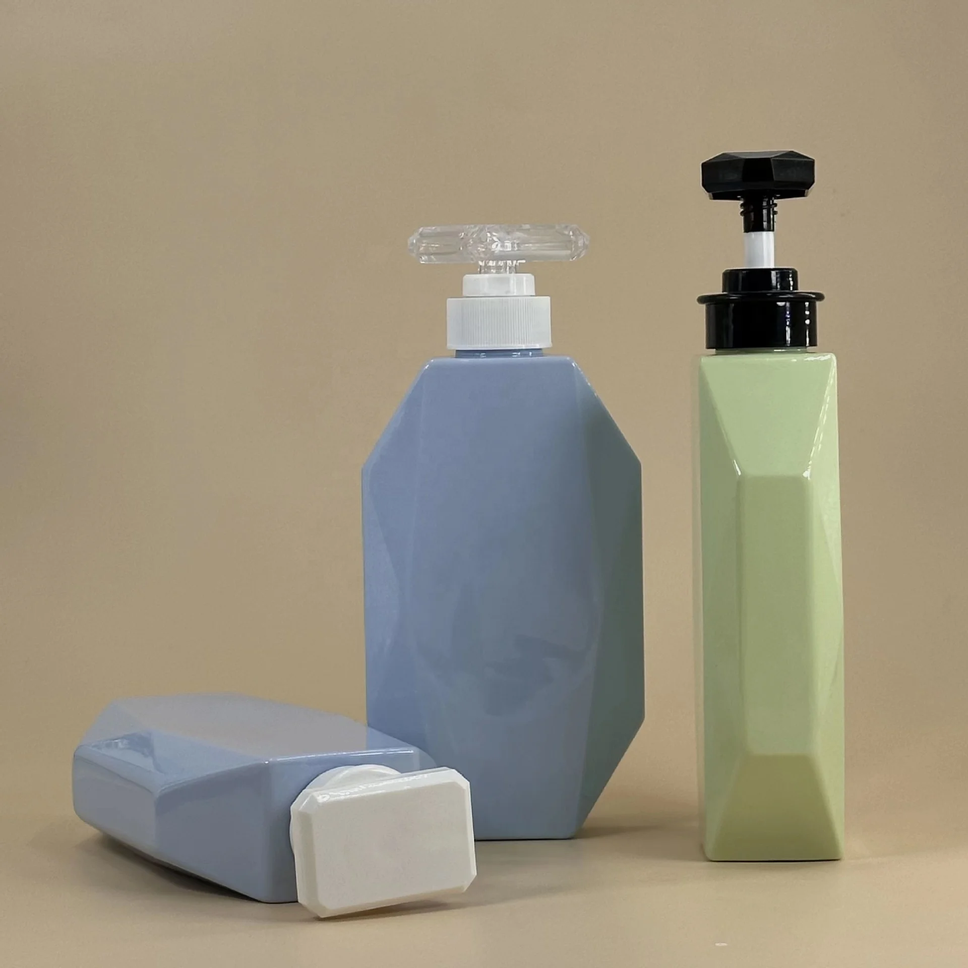 Unique diamond-shape cosmetic 300ml 500ml plastic shampoo bottle 10oz skincare customize colors lotion pump PET bottle