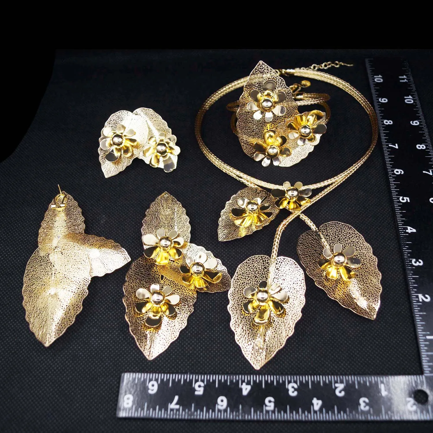 Zhuerrui Hot Selling Gold Brass Jewelry Set Leaf Shape Flowers Necklace Jewelry Sets High-end Bridal Wedding Accessories H50046