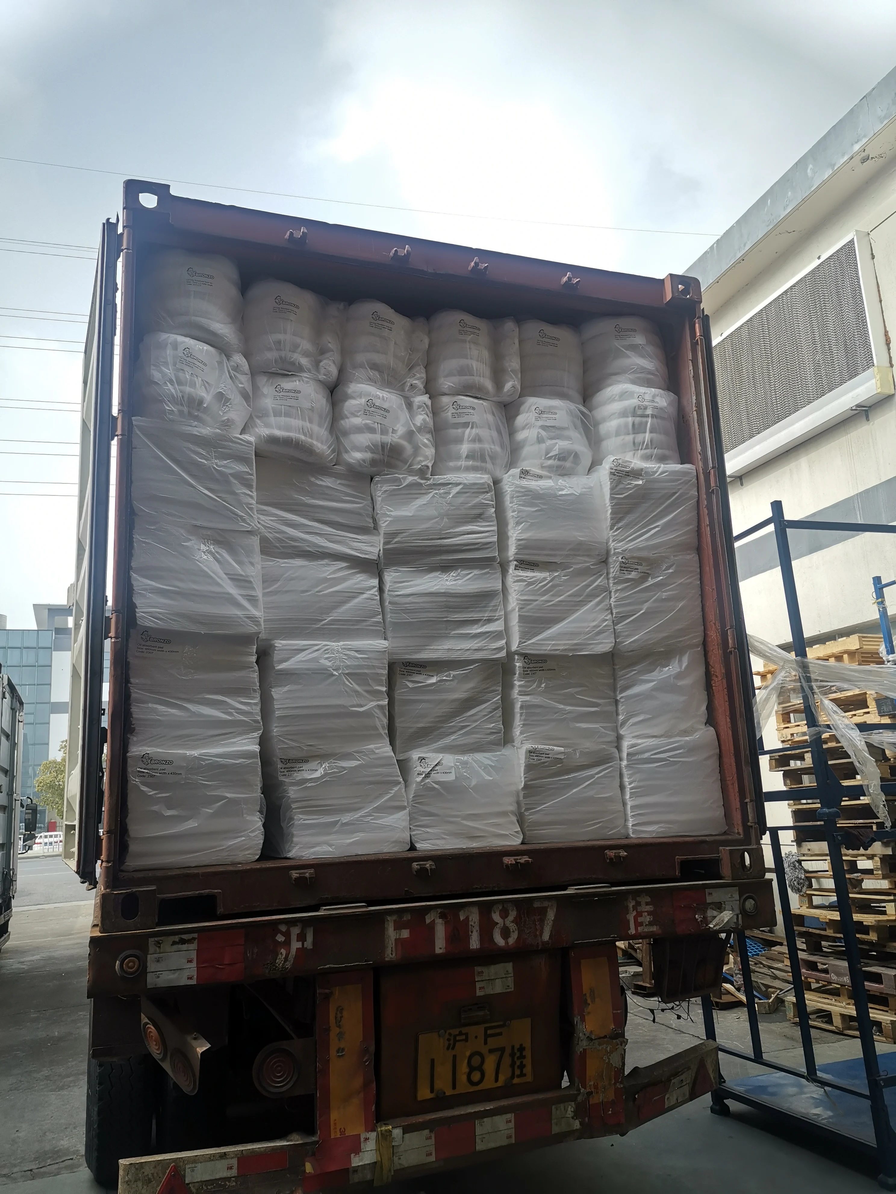 15x17 Inches Bonded Perforated Oil Absorbent Mats Eco-Friendly PP Sheet for Industrial Spill Control