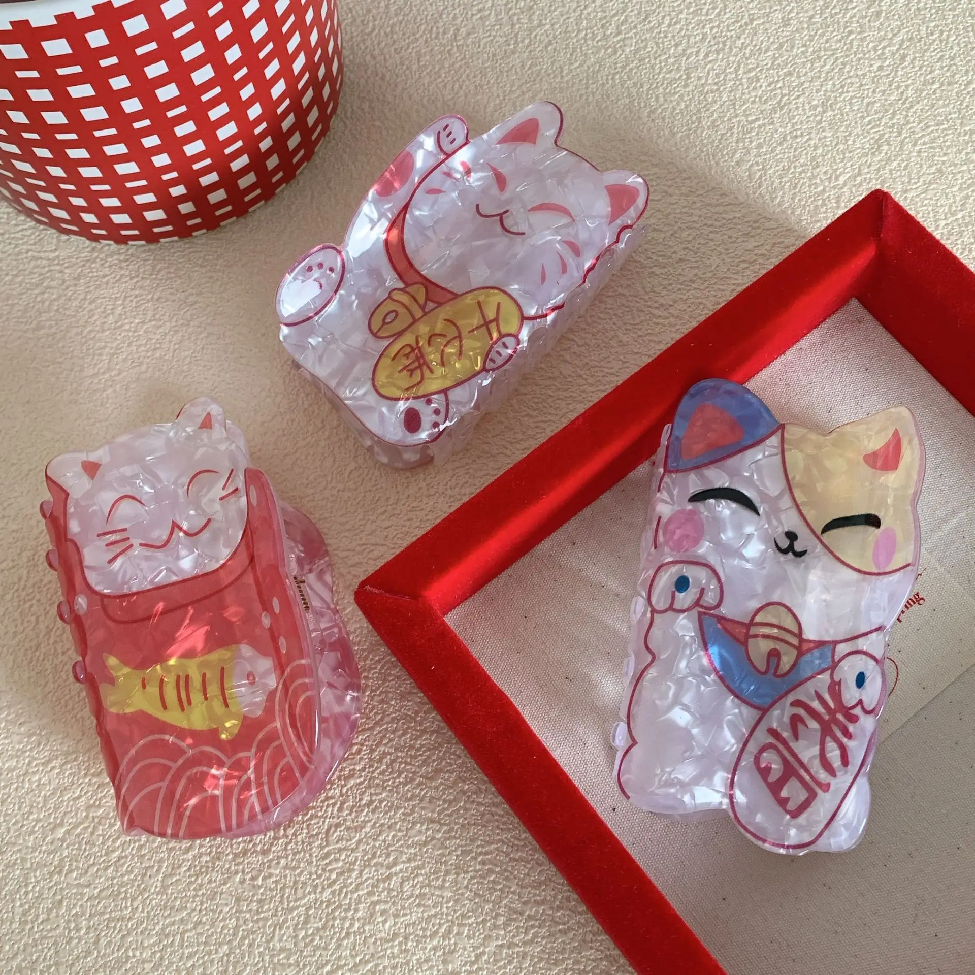 ZHENXIN Korean Lucky Cat Hair Claw Clip Cute Cartoon Girl Shark Clip Acrylic Sweet Hair Claw Clip Accessories