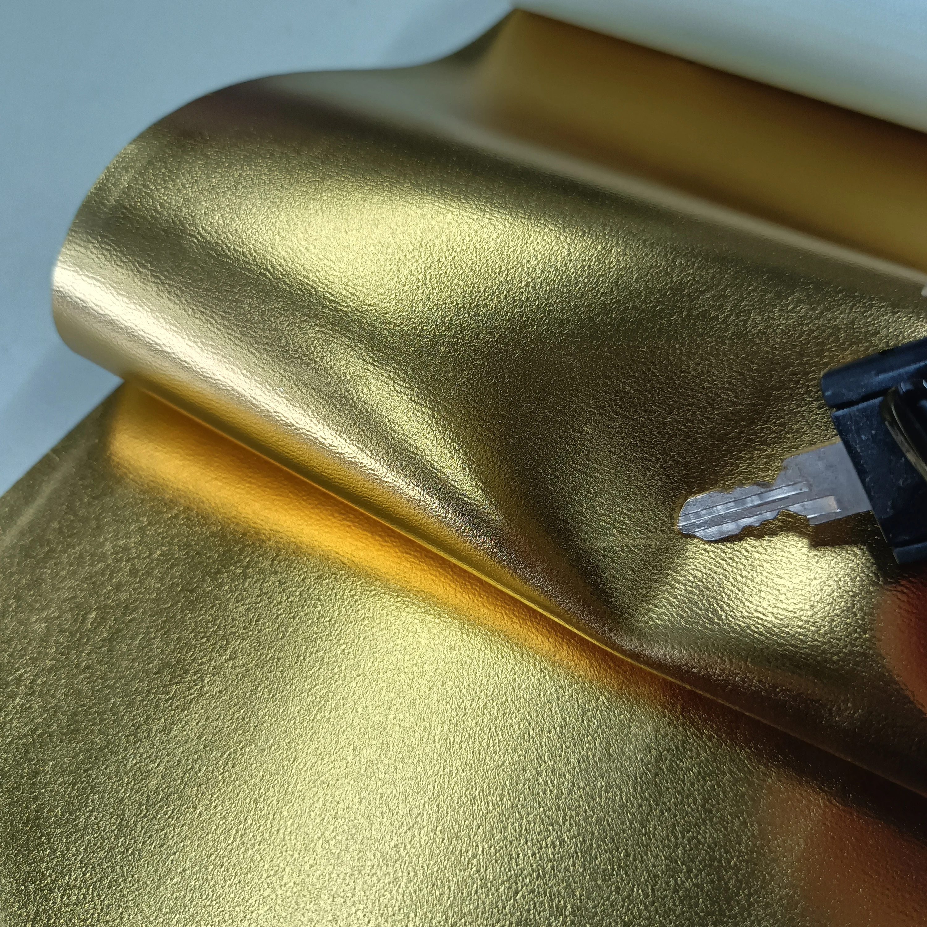 Wholesale Gold Color pu pvc metallic leather fabric for bags and luggages