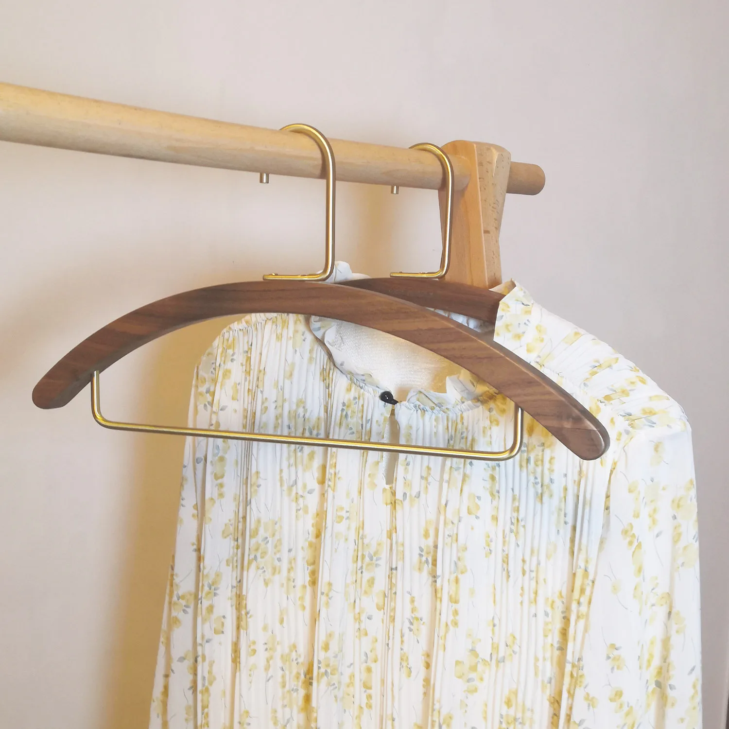 Boutique hanger wooden clothes hanger for woman