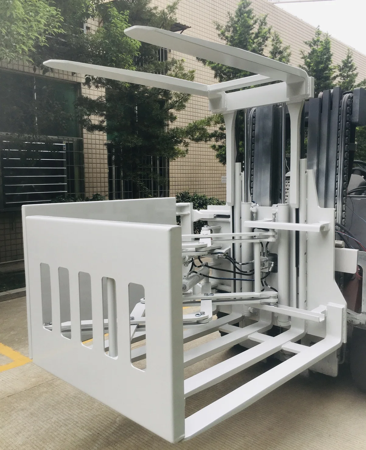 Инверторный зажим для поддонов