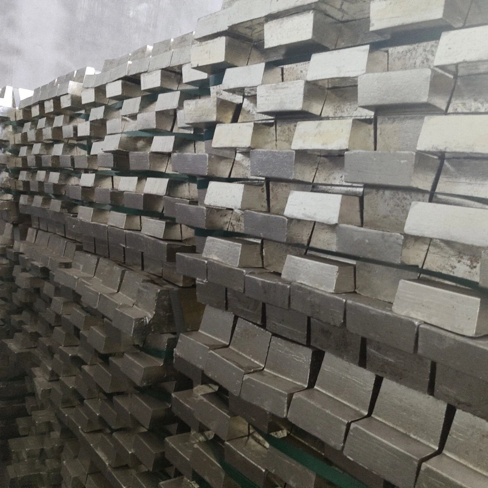 Good quality and cheap  price Chinese tin ingot 99.95
