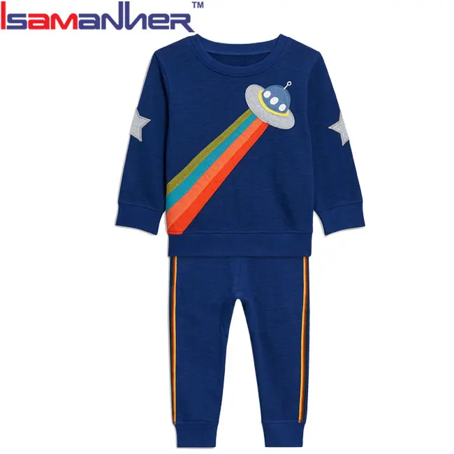 I bambini piccoli che coprono gli insiemi dei ragazzi di modo di inverno vestito