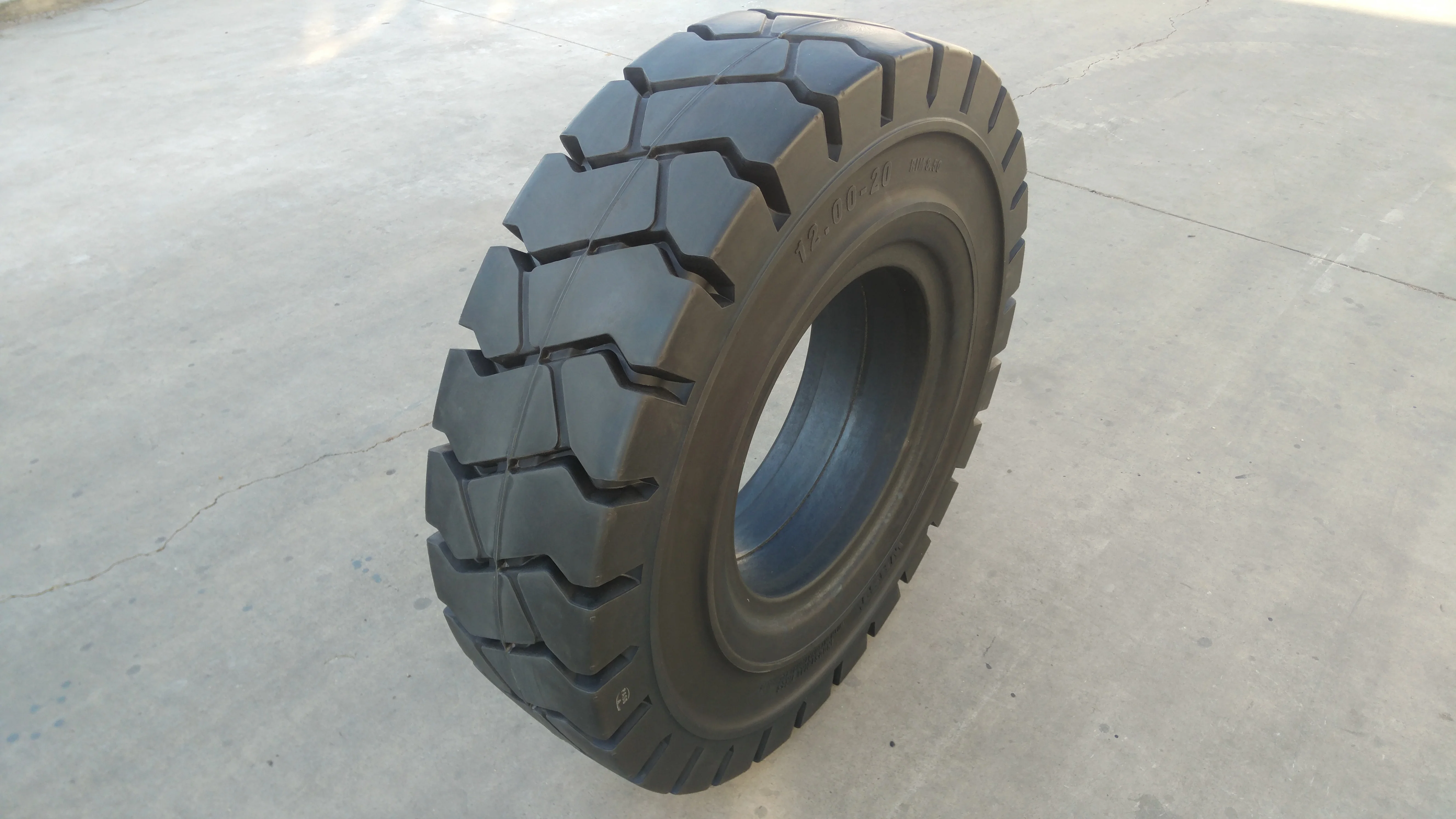 no puncture forklift solid tyre 11.00-20 for heavy duty forklift