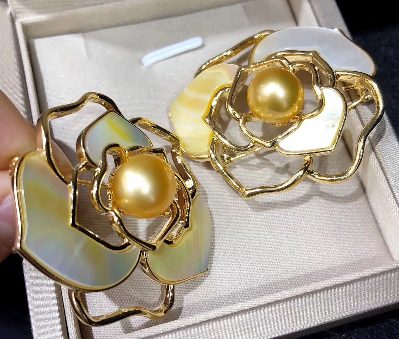 High Quality Flower Brooches for Women Gift Rose Brooch And Pearl Flower Camellia Accessories Girl